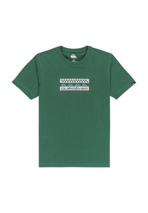Groene katoenen T-shirt met ronde hals en korte mouwen. Heeft een roze en teal 'Quiksilver' logo ontwerp op de voorkant.