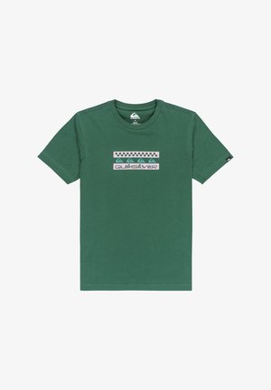 T-shirt en coton vert avec un col rond et des manches courtes. Présente un design de logo "Quiksilver" en rose et teal sur le devant.
