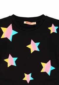 Schwarzes T-Shirt mit mehrfarbigen Sternenprints in Pink, Gelb und Blau. Runder Halsausschnitt und kurze Ärmel. Das Etikett lautet "MSHB&6 4Y."