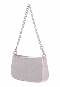 Petit sac à main rose avec un corps en tissu tissé texturé, une base lisse imitation cuir, et une bandoulière en chaîne argentée. Présente des motifs géométriques.