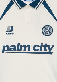 Λευκό πόλο μπλουζάκι με ναυτικά στοιχεία, διαθέτει γιακά με τρία κουμπιά, ριμπ υφή και το λογότυπο "palm city" εμφανώς τοποθετημένο.