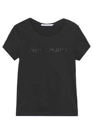 Czarna koszulka z krótkim rękawem, okrągłym dekoltem i napisem "CALVIN KLEIN JEANS" nadrukowanym odblaskowymi literami na wysokości klatki piersiowej.
