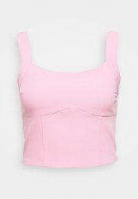 Top corto rosa con tirantes anchos y una textura suave. El cuerpo ajustado presenta una costura curva sutil debajo del busto para dar forma.
