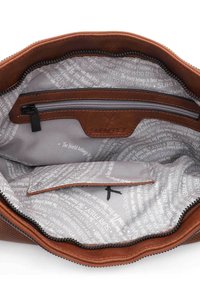 Sac avec doublure intérieure en cuir marron, présentant un intérieur en tissu gris avec une impression de texte, des poches zippées et une texture lisse.