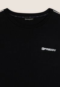 T-shirt nera in cotone con scollatura rotonda, dotata di logo bianco "FREDDY" sul lato sinistro del petto e strisce a contrasto sulle spalle.