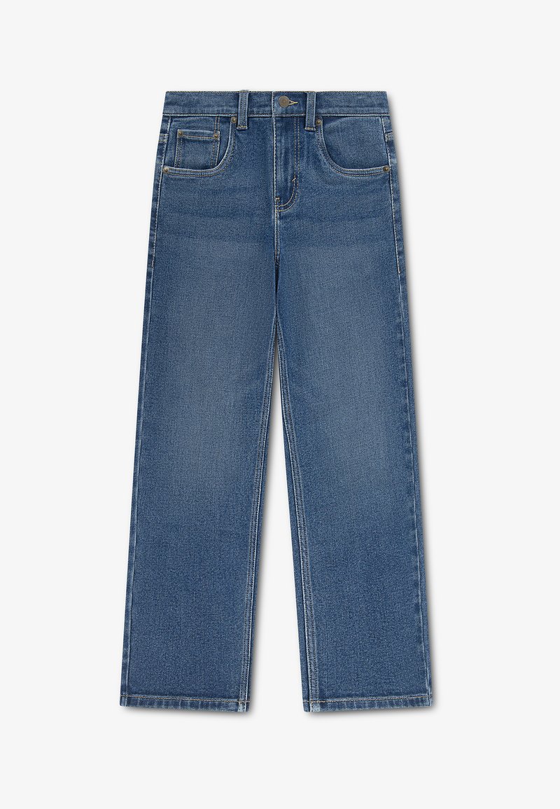 Jean denim bleu à jambes droite avec bouton devant, fermeture éclair, passants de ceinture et cinq poches sur fond blanc.