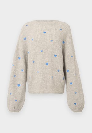 Maglione grigio chiaro con tessuto a coste, scollatura rotonda e maniche lunghe a sbuffo. Presenta motivi a cuore blu sparsi in tutto il capo.