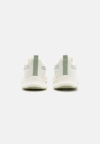 Weiße Mesh-Sneaker mit hellgrünen Fersenlaschen und grauen Akzenten. Besitzen ein strukturiertes Obermaterial und eine gepolsterte Sohle für Komfort.