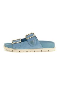 Infradito in suede blu con doppie fibbie metalliche, accentuazioni testurizzate e una suola in gomma bianca a contrasto.