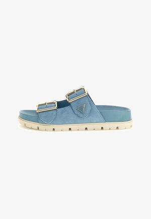 Infradito in suede blu con doppie fibbie metalliche, accentuazioni testurizzate e una suola in gomma bianca a contrasto.