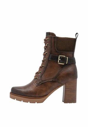Bruine leren veter enkelboot met chunky blokhak, geribde stofmanchet en decoratieve zwarte riem met metalen gesp.