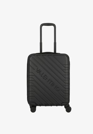 Valigia rigida nera con design diagonale a coste, logo in rilievo, maniglia retrattile e quattro ruote per una facile manovrabilità.