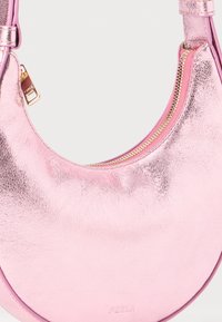 Lśniąca metaliczna różowa torebka w kształcie półksiężyca z złotym zamkiem i małym wytłoczonym logo "Furla" na dolnym środku.