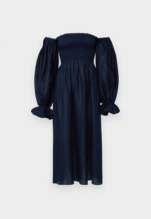 Rochie navy albastră cu umeri goi, realizată dintr-un material ușor; are un corset cu elastic și manșoane voluminoase cu volane.