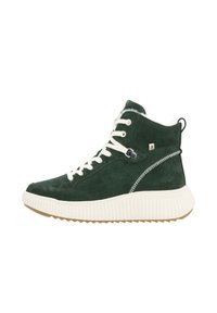 Baskets montantes en suede vert avec lacets blancs, semelle blanche nervurée et détails de couture contrastants. Panneau latéral texturé et languette.