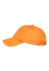 Gorra de tela naranja con visera curva, que cuenta con seis ojales de ventilación y una pequeña etiqueta de marca a un lado. Sencillo logo bordado en el frente.