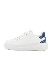 Λευκό sneaker χαμηλού ύψους με λευκά κορδόνια, παχύ πάτο και μπλε ταμπελάκι τακουνιού από τζιν με σχέδιο.