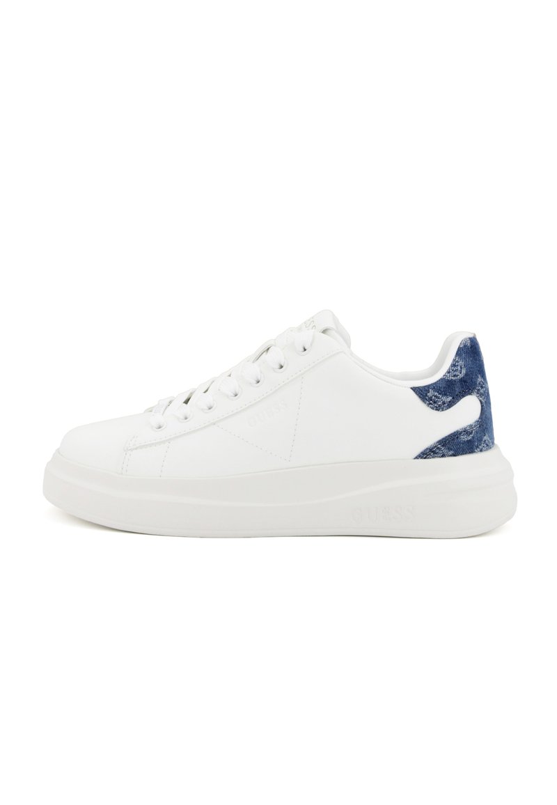 Λευκό sneaker χαμηλού ύψους με λευκά κορδόνια, παχύ πάτο και μπλε ταμπελάκι τακουνιού από τζιν με σχέδιο.