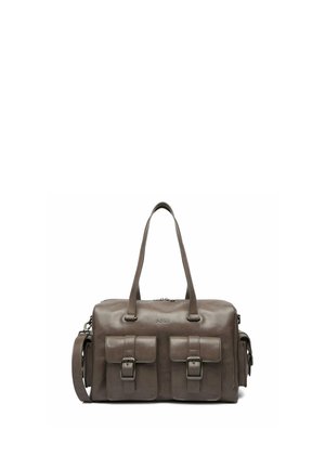 Bolso rectangular de cuero marrón con dos bolsillos delanteros con hebilla, bolsillos laterales, asas superiores y una correa para el hombro.