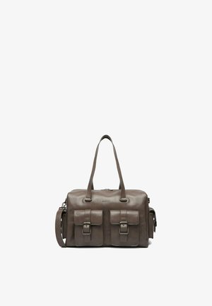 Bolso rectangular de cuero marrón con dos bolsillos delanteros con hebilla, bolsillos laterales, asas superiores y una correa para el hombro.