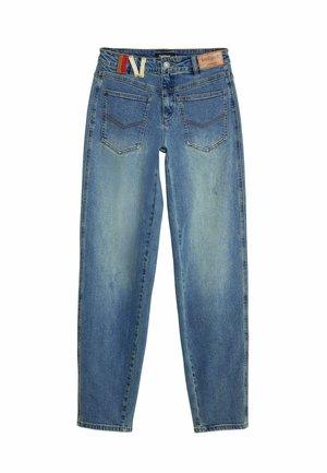 Jeans in denim blu chiaro con taglio dritto, cinque tasche, cuciture a contrasto e una patch in pelle con il marchio alla vita.