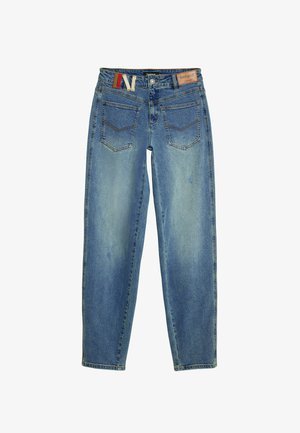 Vaaleansiniset farkut suoralla leikkauksella, viidellä taskulla, kontrastivärisillä ompeleilla ja brändätulla nahkapaikalla vyötäröllä.