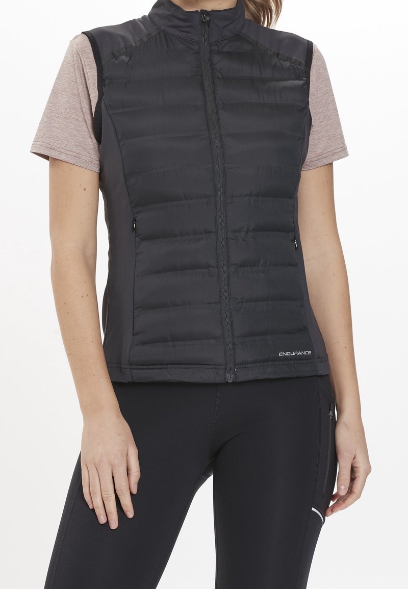 Zwarte puffer gilet met een hoge kraag en een voorrits, voorzien van horizontaal doorgestikte secties en een strak, lichtgewicht ontwerp.