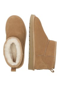 Hellbraune Wildleder-Ankleboots mit einem weichen Fleece-Futter, flacher Gummisohle und verstärkten Nähten. Verfügt über eine Zuglasche für einfaches An- und Ausziehen.