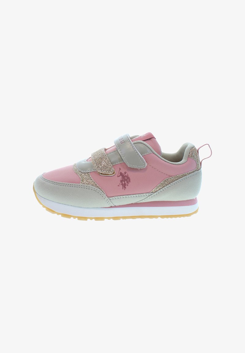 Pink og beige børnesneaker med glitrende stropper, velcrolukninger og en logo af en person på en hest på siden.