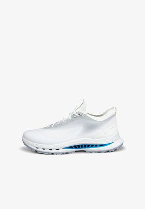 Scarpa da ginnastica bianca con suola testurizzata, supporto blu nella soletta, lacci bianchi e colletto simile a un calzino su sfondo bianco.