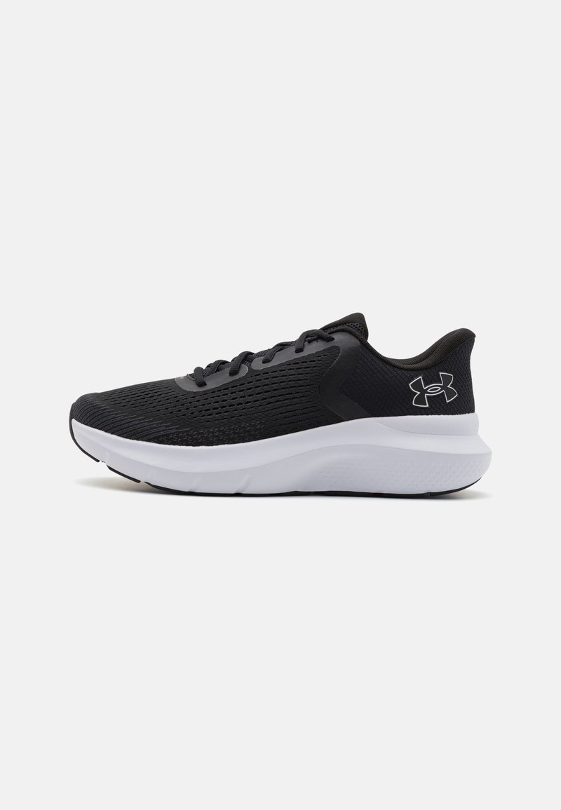 Baskets de sport noires avec une tige en mesh, un col rembourré et une semelle intermédiaire blanche. Présente une semelle texturée et un accent de logo sur le côté.
