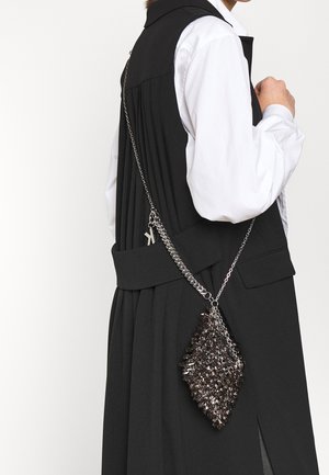 Zwarte schoudertas met textuuraccenten, metalen kettingband, ruitvormig ontwerp en glanzende hardware details.