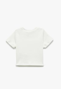 Camiseta blanca de manga corta con escote redondo y una tela suave, ligeramente texturizada. Sin estampados ni adornos visibles.