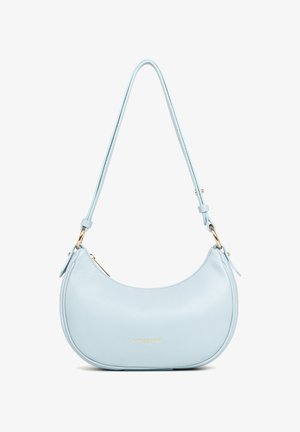 Borsa in pelle blu chiaro con un design curvo, dotata di una lunga cintura regolabile e accessori in oro. Logo del marchio impresso sulla parte frontale.