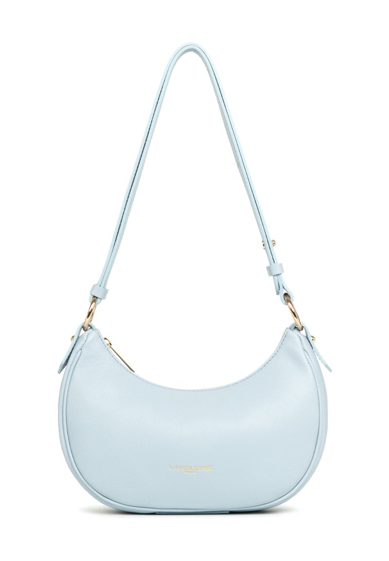 Borsa in pelle blu chiaro con un design curvo, dotata di una lunga cintura regolabile e accessori in oro. Logo del marchio impresso sulla parte frontale.