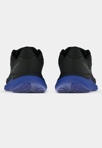 Juodų sportinių batų su mėlynomis padais galinis vaizdas ant balto fono, rodantis kulno ir rašto detales.