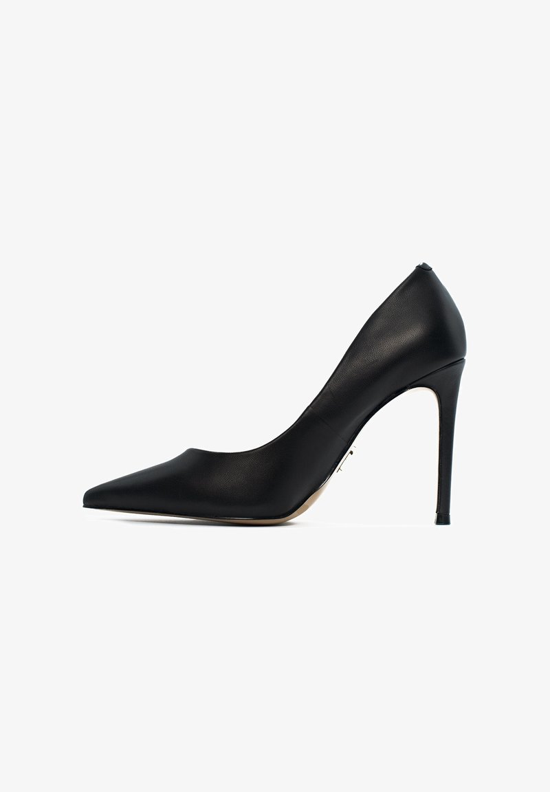Pompe nere in pelle con tacco alto, punta affusolata, superficie liscia, design elegante e tacco a stiletto slanciato. Nessuna ferramenta o motivo visibile.