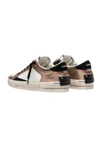 Sneakers con tomaia in pelle bianca e rosa metallico, accenti neri e lacci testurizzati. Presentano un design a profilo basso e una suola in gomma.