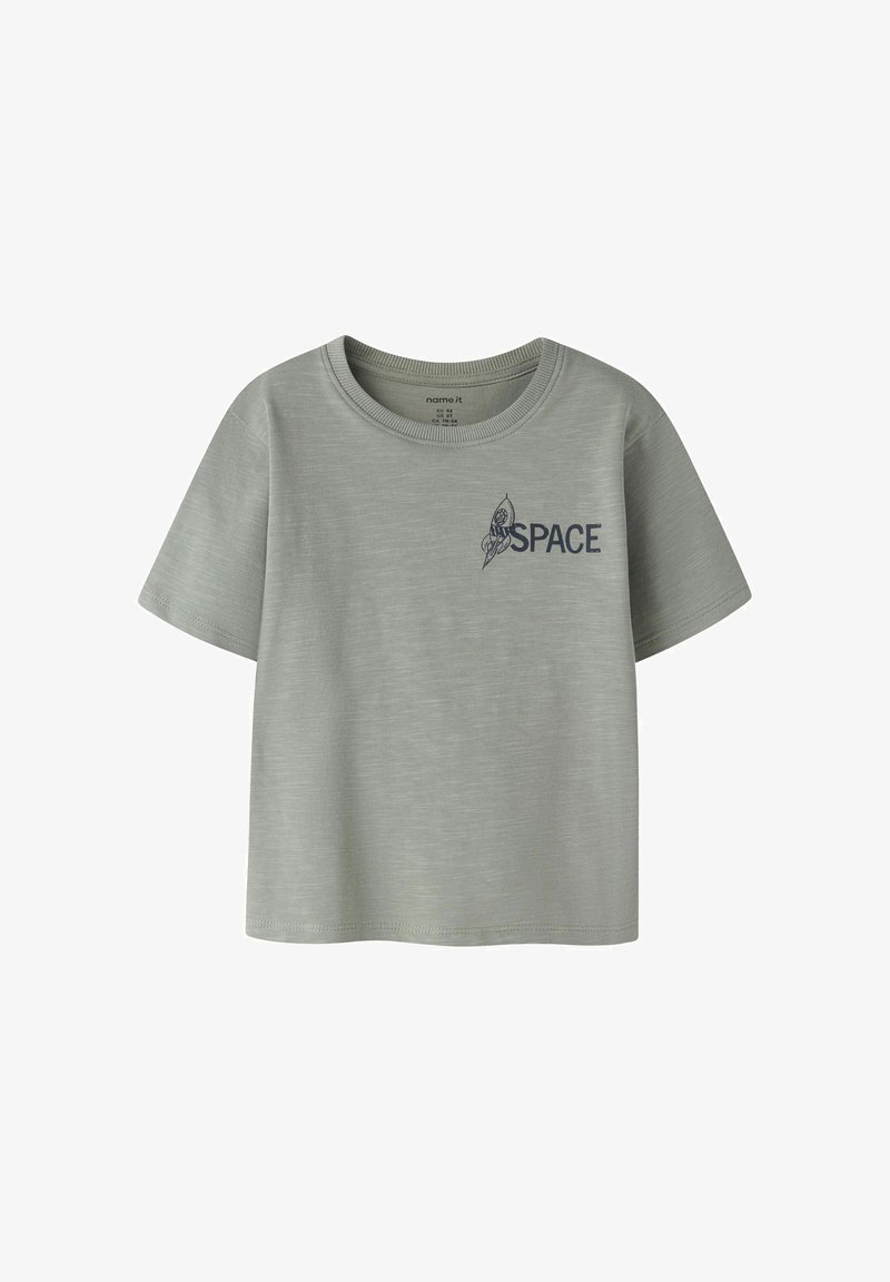 Camiseta de manga corta de color gris claro con un pequeño gráfico de un cohete y la palabra "ESPACIO" en el área izquierda del pecho.