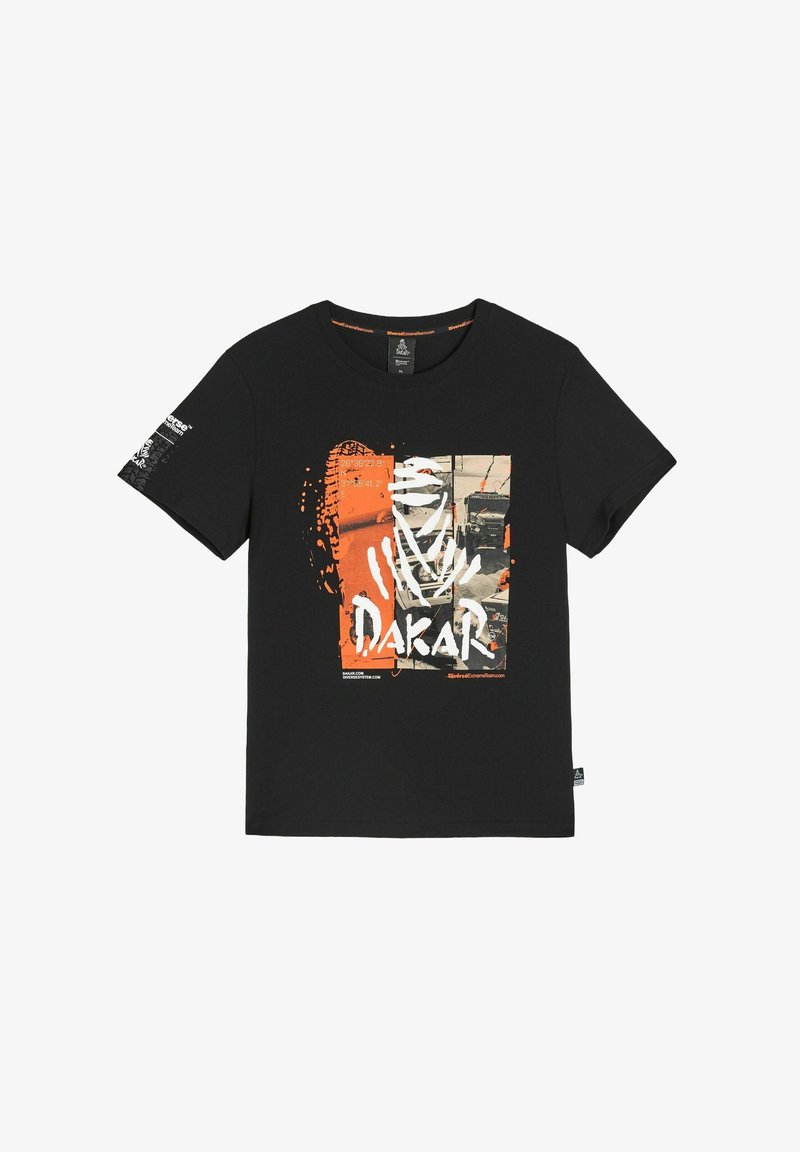 Czarna koszulka z krótkim rękawem z pomarańczową i beżową grafiką rajdu Dakar, z śladami opon, ciężarówkami rajdowymi oraz logo Dakar w białym kolorze.