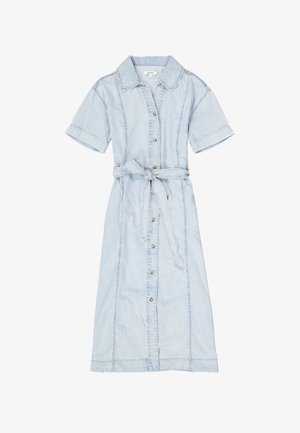 Abito in denim azzurro chiaro con maniche corte, bottoni frontali e cintura removibile con fiocco. Presenta dettagli di cuciture e una lunghezza fino al ginocchio.