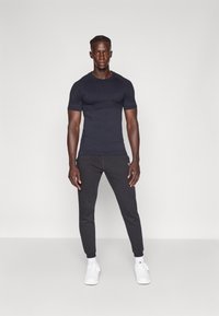 Reebok IDENTITY SMALL LOGO JOGGER - Donji dijelovi trenirke - black