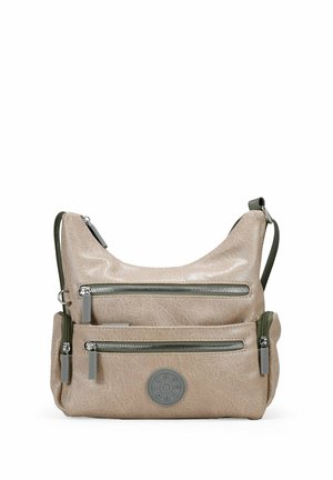 Bolso de piel beige con dos bolsillos frontales con cremallera, forma redondeada, correa de hombro verde ajustable y un acento de logo circular en el frente.