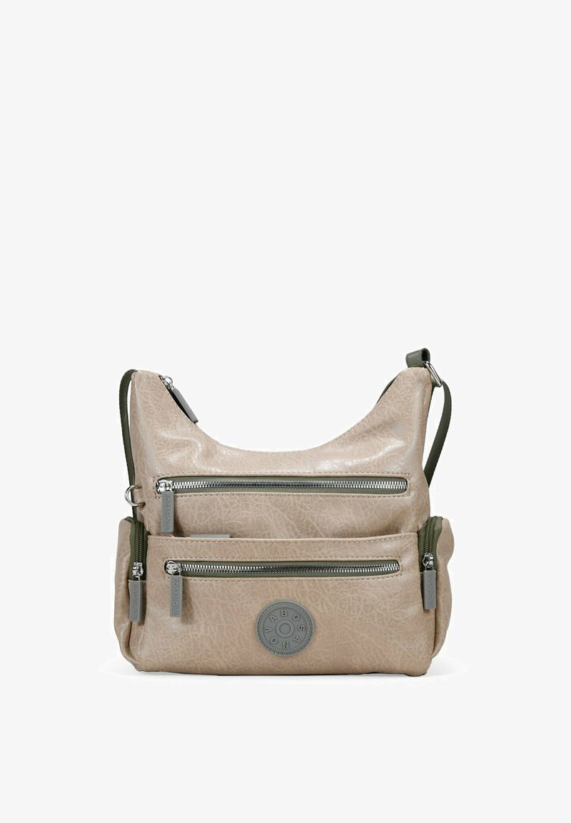 Bolso de piel beige con dos bolsillos frontales con cremallera, forma redondeada, correa de hombro verde ajustable y un acento de logo circular en el frente.