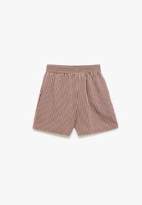 Pantalones cortos a rayas rojas y blancas con cintura elástica, que presentan un ajuste holgado y una textura de tela suave.