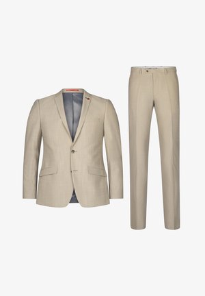 Beżowy zestaw garniturowy zawierający jednorzędową marynarkę z dwiema przednimi kieszeniami oraz dopasowane spodnie o prostym kroju z delikatną teksturą i minimalnymi detalami.