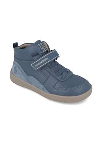 Zapatilla alta azul con cinta de velcro, detalles en cuero texturizado y ante, puntera perforada y suela acolchada.
