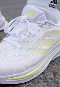 adidas Performance SUPERNOVA RISE - Chaussures de running sur route - footwear white/zero metallic/almost yellow