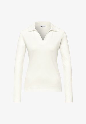 Camiseta blanca de manga larga para mujer con cuello y escote en V, hecha de tela suave.