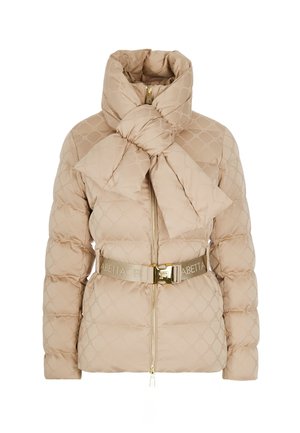 Beige Daunenjacke mit Steppmuster, hohem Kragen, übergroßem Schleifendetail und Gürtel mit goldenen Beschlägen und Logo, ausgestattet mit einem Reißverschluss vorne.